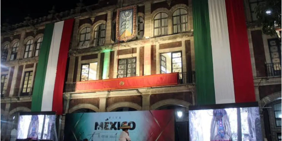 Palacio de Gobierno de Morelos, adornado con la bandera mexicana durante la celebración del noche del Grito de Independencia