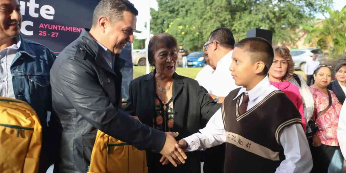 Entrega Rodríguez Casillas más de 30 mil mochilas en Jiutepec