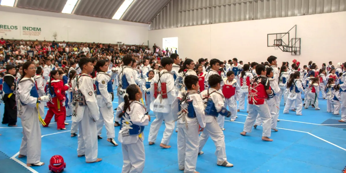 Cientos de taekwondoines realizan actividades como parte de su preparación.