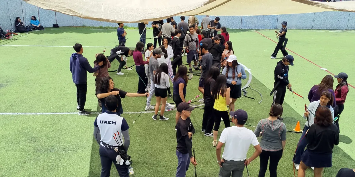 Alumnos toman talleres en las instalaciones de la UAEM.
