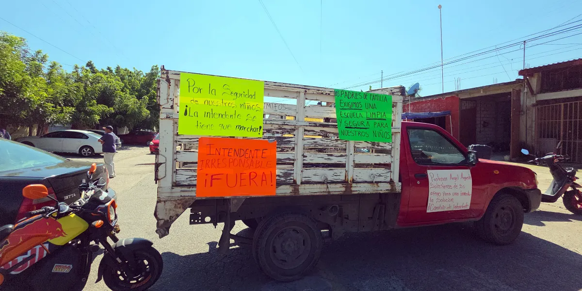 Padres de familia del Jardín de Niños “2 de Mayo” bloquearon la carretera Amayuca-Jantetelco en protesta por presunto maltrato a alumnos
