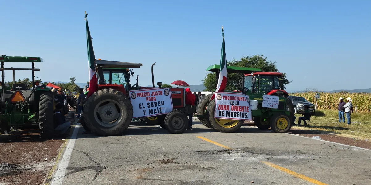 Productores mantienen bloqueo en la autopista Siglo XXI y exigen a la gobernadora Margarita González Saravia gestionar el pago de 7 mil 200 pesos por tonelada de maíz y sorgo, en apoyo al campo morelense.