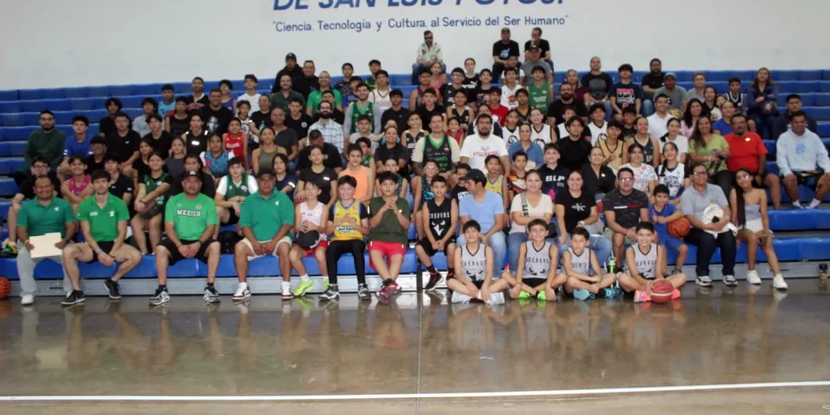 El entrenador nacional de básquetbol Omar Quintero visitó las instalaciones de la UAEM