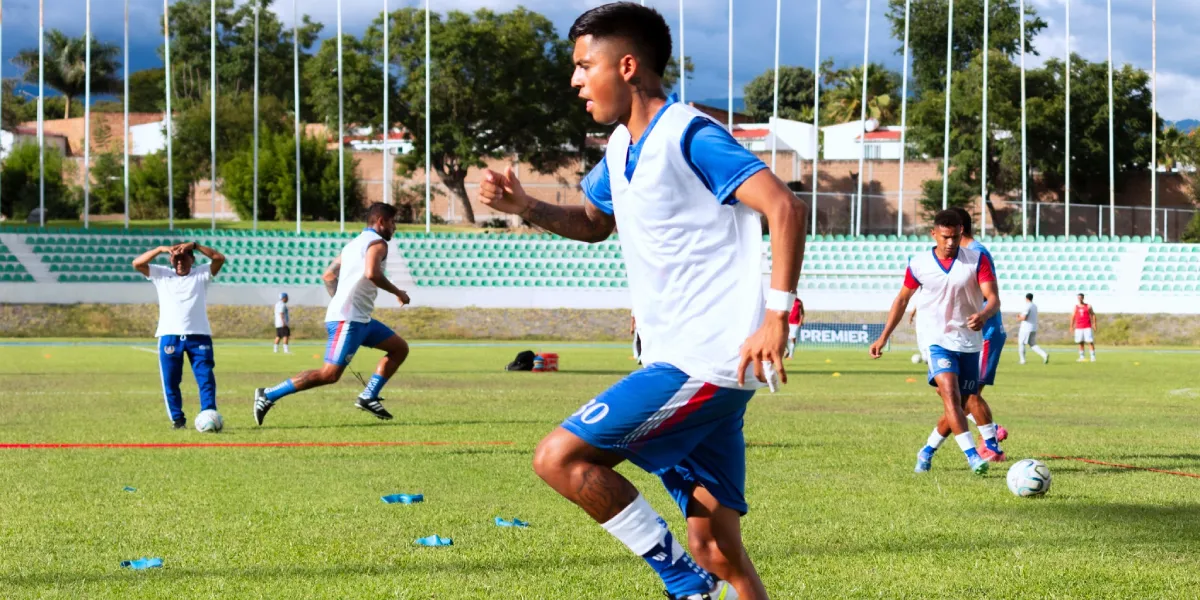 Jugadores se preparan previo a disputar su encuentro. 