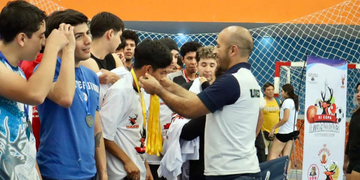 Premian autoridades universitarias a los equipos ganadores.