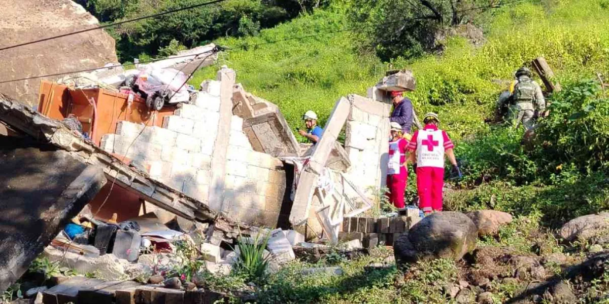 Derrumbe sepulta vivienda y cobra tres vidas en Amacuzac
