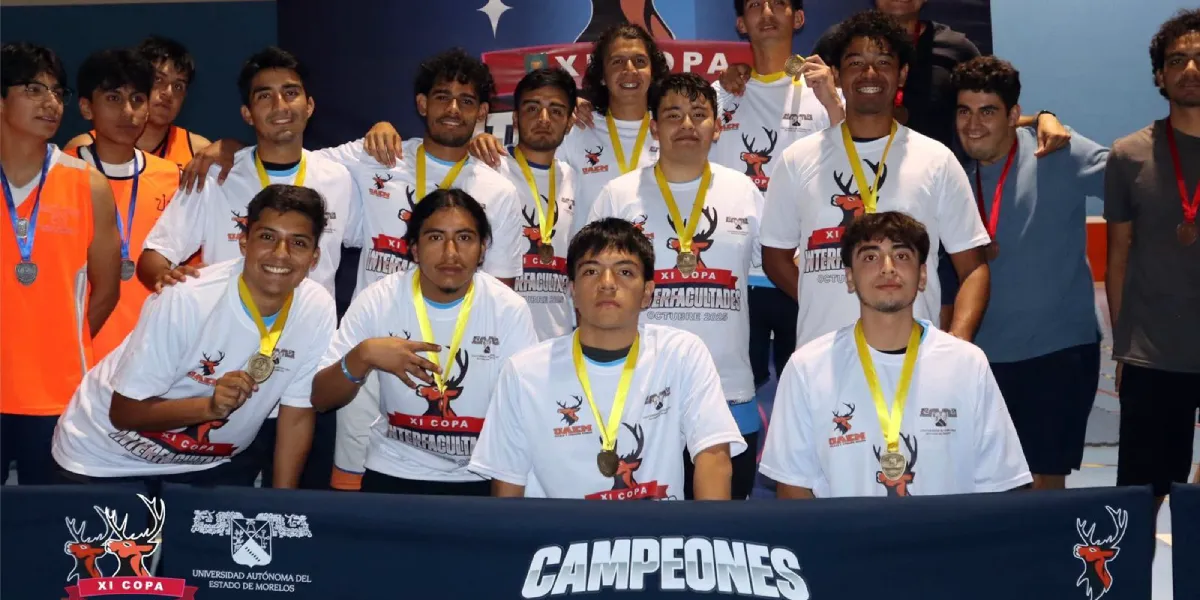 Los campeones fueron reconocidos por el director de deportes, David Gómez Miranda. 