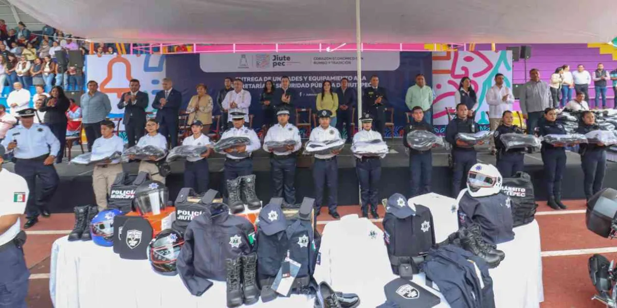 Realiza Eder Rodríguez Casillas, entrega de unidades y equipo para Seguridad Pública