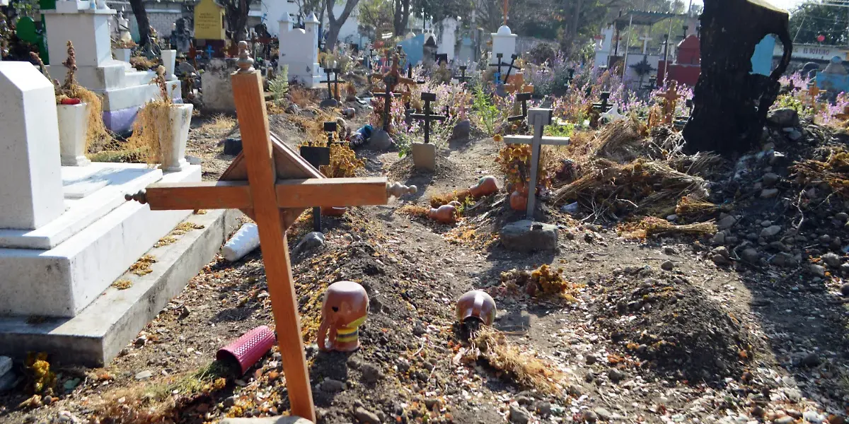 Se realizan labores de limpieza en los panteones para prevenir el dengue antes del Día de Muertos.