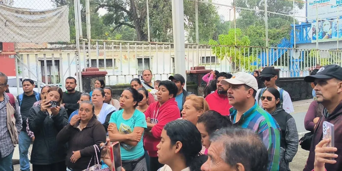 Padres de familia durante el anuncio del IEBEM de la destitución oficial de la directora Yolanda Aurora Teresita Aguilar 