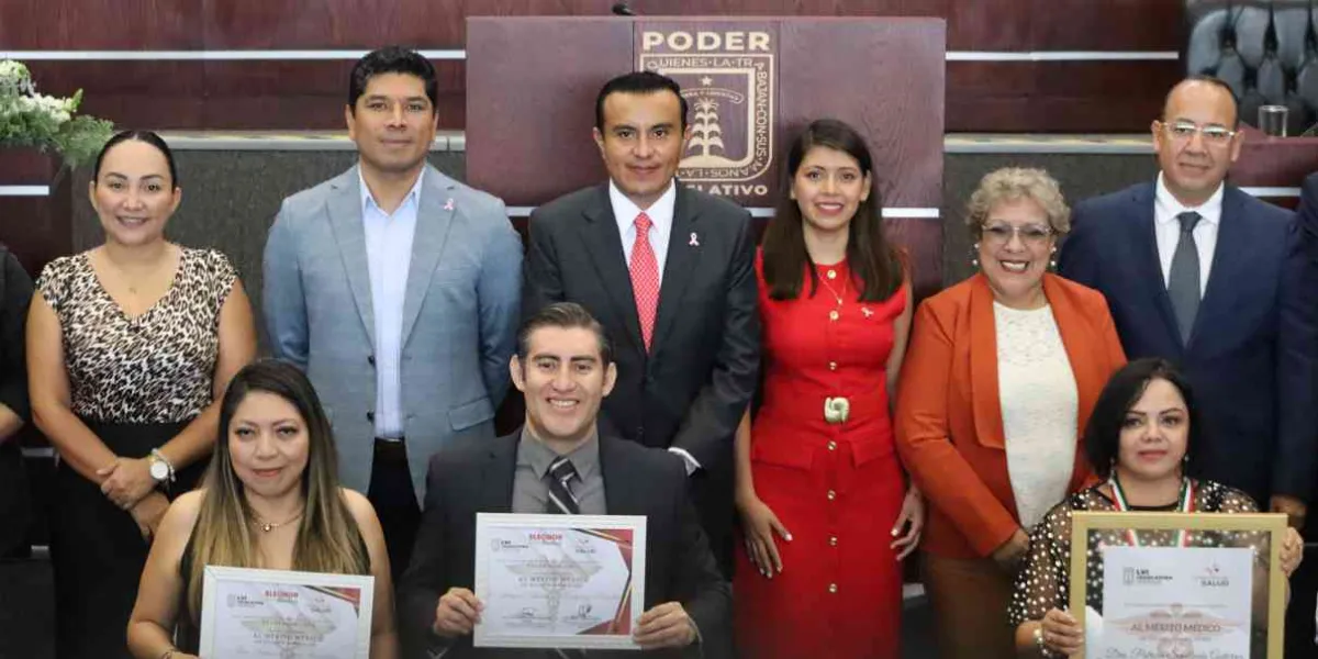 Entrega Legislativo Reconocimiento al Mérito Médico
