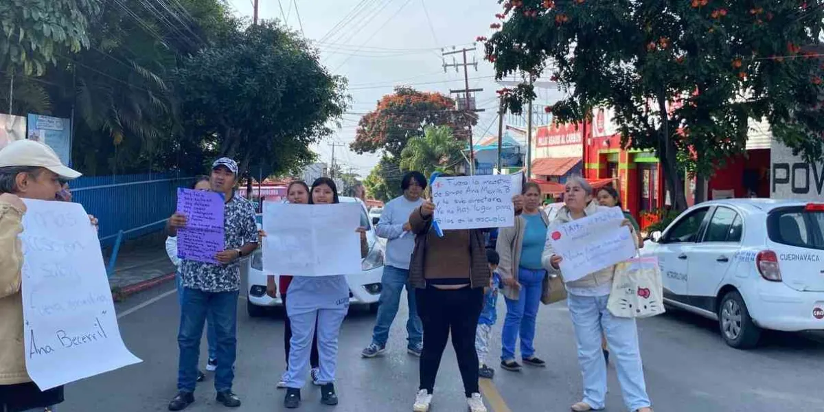 Padres de familia toman la primaria “20 de Noviembre” de Cuernavaca