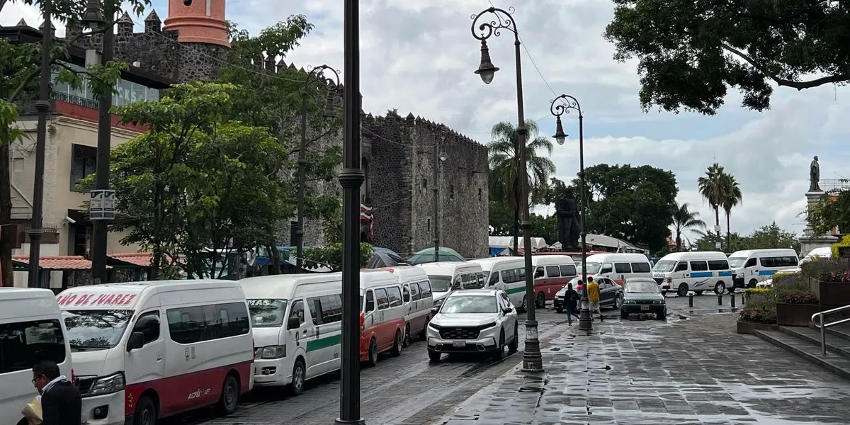 Estallan transportistas contra el Congreso de Morelos 