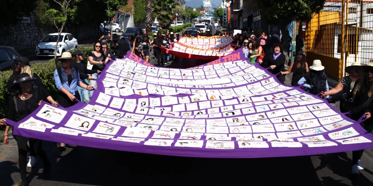 Colectivos feministas marchan en Cuernavaca por el 25N para exigir justicia, denunciar feminicidios y visibilizar la violencia contra mujeres en Morelos.