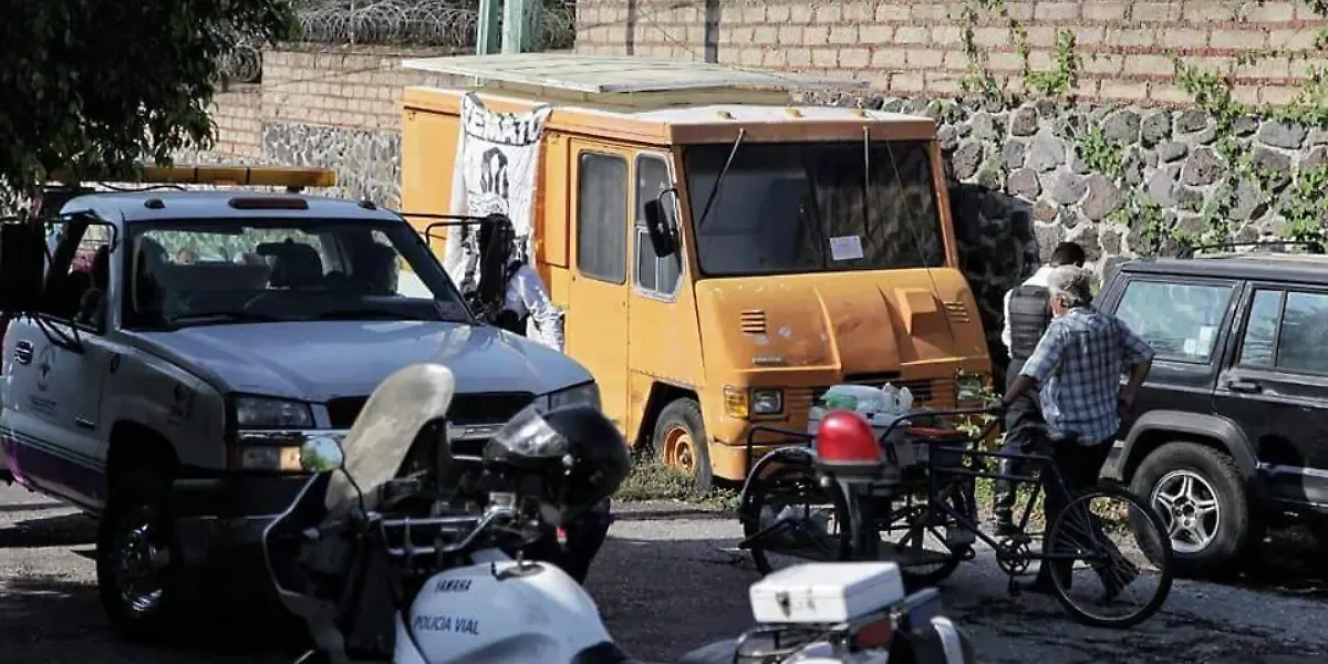 Retiran vehículo abandonado en la colonia Narciso Mendoza de Cuautla para mejorar seguridad, movilidad e imagen urbana; autoridad pide más reportes ciudadanos.