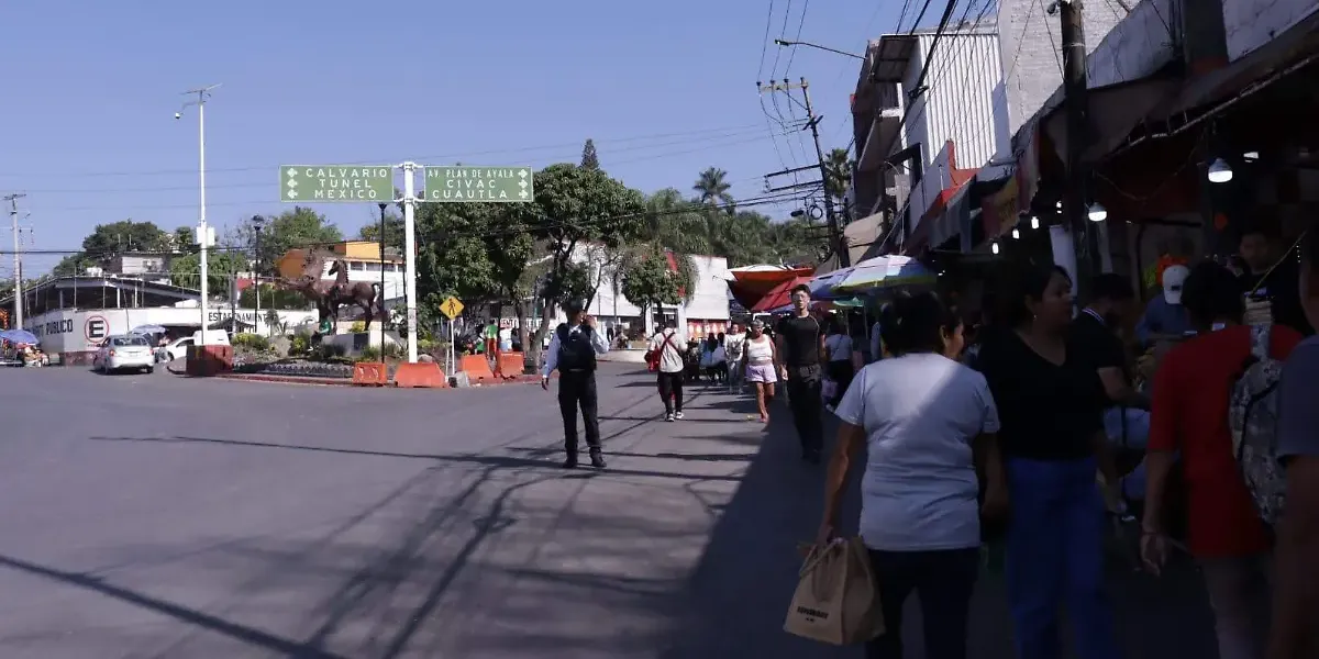 Cuernavaca enfrenta basura y caos vial por ambulantaje en el circuito ALM; reforzarán recolección, vigilancia vial y operativos en el Mercado Adolfo López Mateos.
