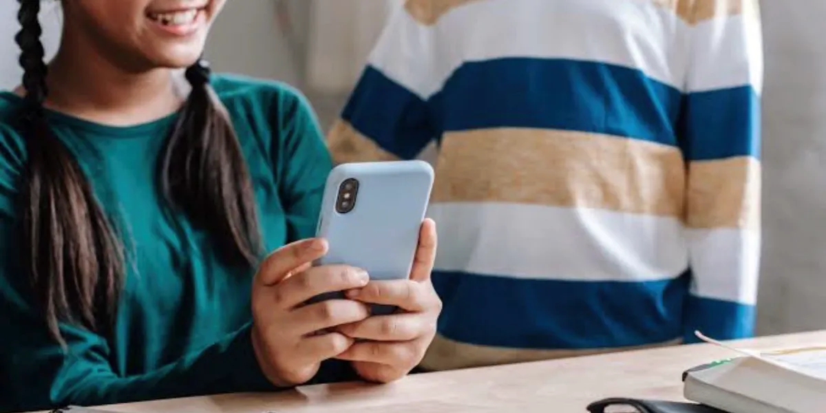 Morelos prepara la publicación de la reforma que regulará el uso de celulares en escuelas; entraría en vigor en enero de 2026.