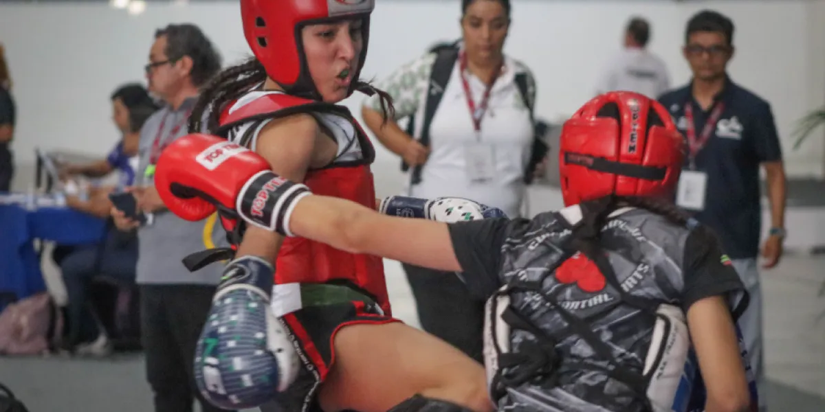 Medallistas morelenses son premiados tras ganar sus combates.