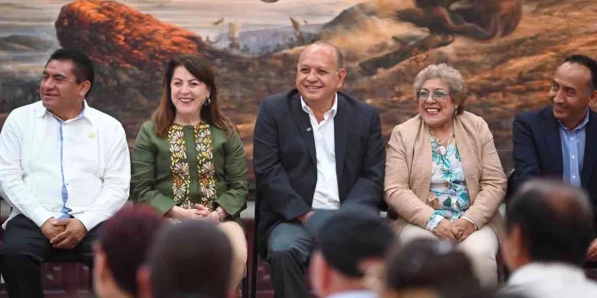 Cumple el Ejecutivo con entrega de prima de antigüedad a 88 docentes