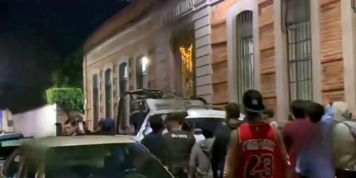 Enfrentamiento entre ambulantes y autoridades durante operativo por venta de pirotecnia generó pánico en el zócalo de Cuautla.