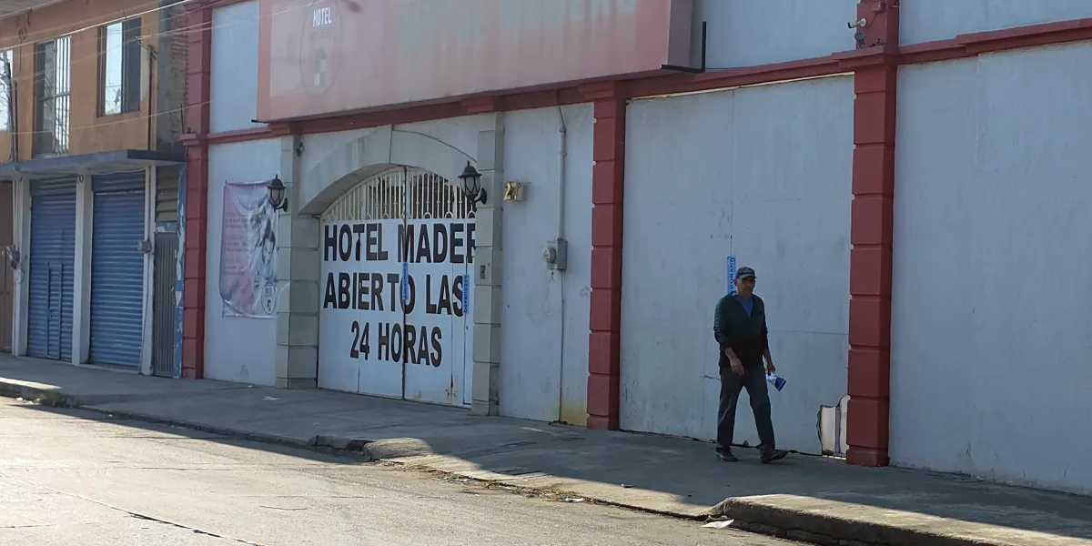 Ataque con bombas molotov al Hotel Madero en Cuautla provocó un incendio y dejó dos personas muertas; autoridades investigan posible extorsión.