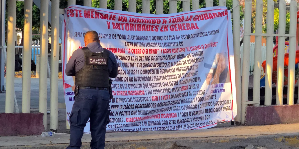 Aparece manta en Cuautla con señalamientos por extorsión, cobro de piso y presunta complicidad en penales de la región.