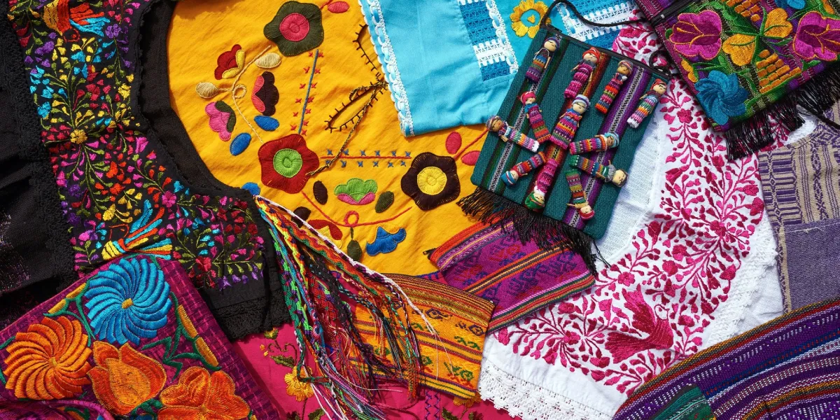 Artesanos de Cuautla esperan una buena temporada por la venta de trajes de “inditos” hechos a mano para la celebración de la Virgen de Guadalupe, con precios accesibles y tradición familiar.