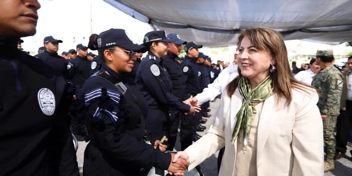 La gobernadora Margarita González Saravia encabezó la graduación de 120 nuevos policías de proximidad en Morelos, reforzando la seguridad estatal y municipal.
