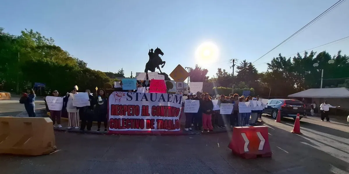 Desde las 8 de la mañana, trabajadores jubilados comenzaron a manifestar su inconformidad por la falta de pago de sus aguinaldos 