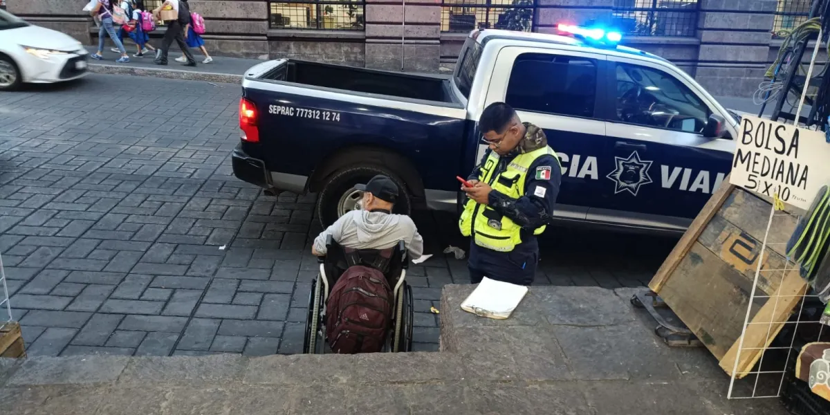  Ruta embiste a persona con discapacidad en el Centro de Cuernavaca; el conductor fue detenido y la víctima recibió atención médica en el lugar.