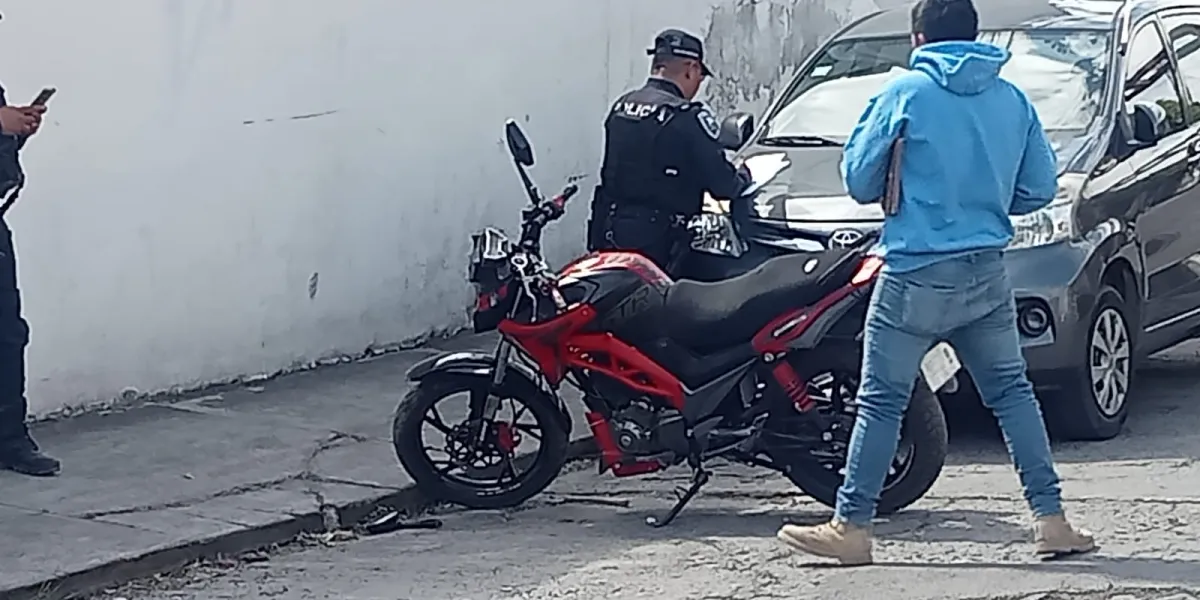  Intento de asalto en la colonia Tulipanes de Cuernavaca provocó una fuerte movilización policiaca; los agresores lograron huir y abandonaron una motocicleta.