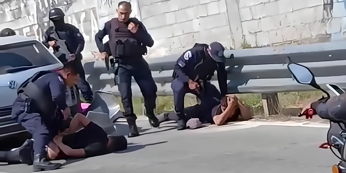 Un intenso operativo policiaco en el Paso Exprés Cuernavaca provocó caos vial tras la detención de varios sujetos, presuntamente ligados a hechos delictivos, generando el cierre total de la circulación.