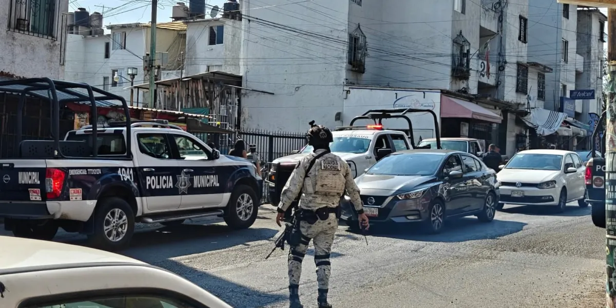 Fuerte movilización policiaca en Lomas de Cortés, Cuernavaca, tras el reporte de un presunto asalto a una pollería; una persona fue detenida.