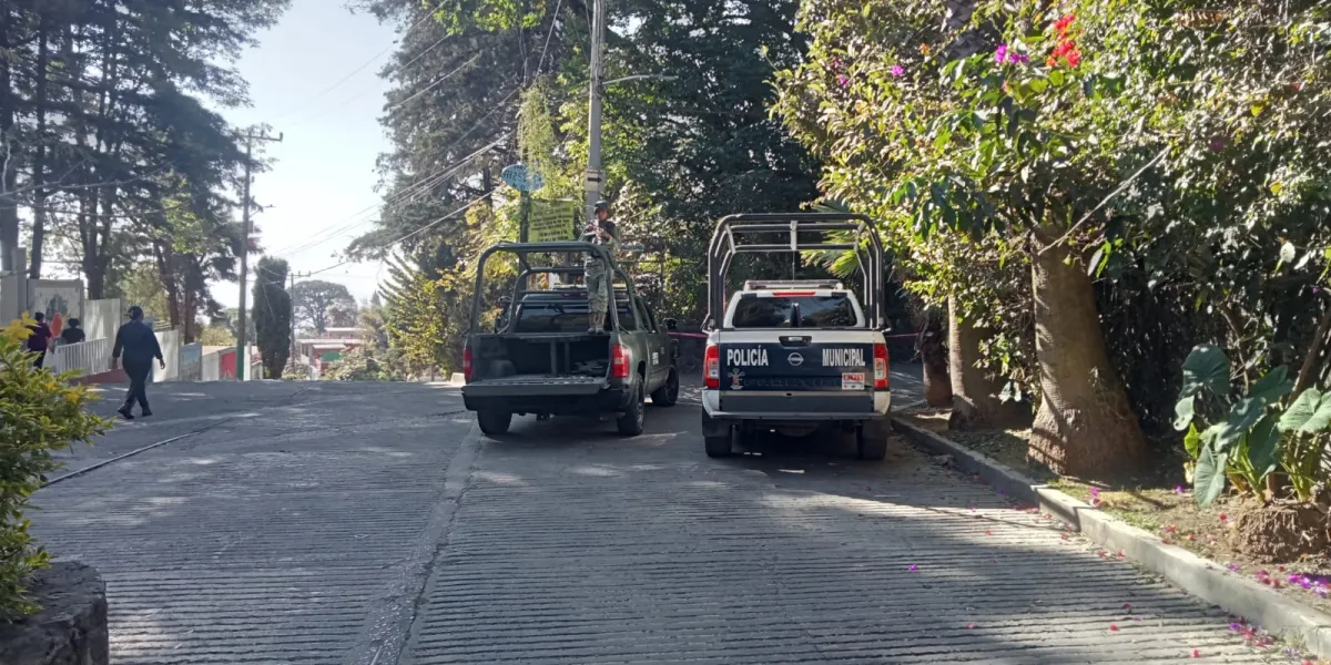Un hombre fue localizado sin vida en el poblado de Santa María, en Cuernavaca; autoridades acordonaron la zona y la Fiscalía investiga las causas del fallecimiento.