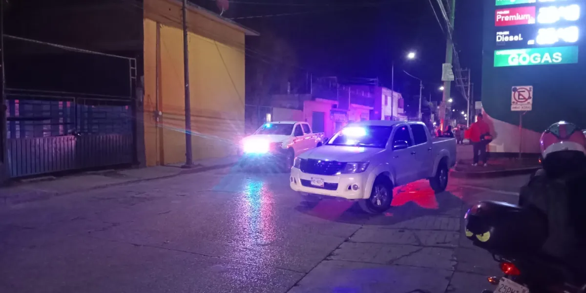 Intenso operativo policiaco y de Fiscalía en Jiutepec dejó dos detenidos y provocó caos vial en el par vial de Atlacomulco; autoridades no han informado detalles.