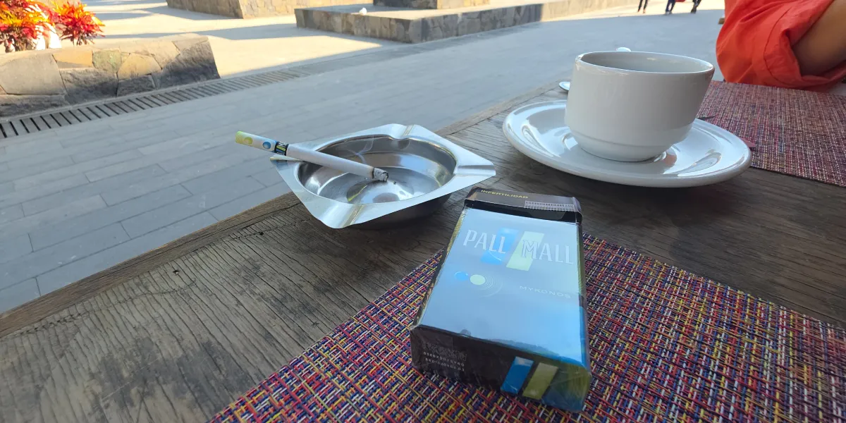 El aumento en el precio de los cigarros impacta a consumidores; cajetillas ya cuestan hasta 104 pesos, aunque fumadores no dejarán el hábito.