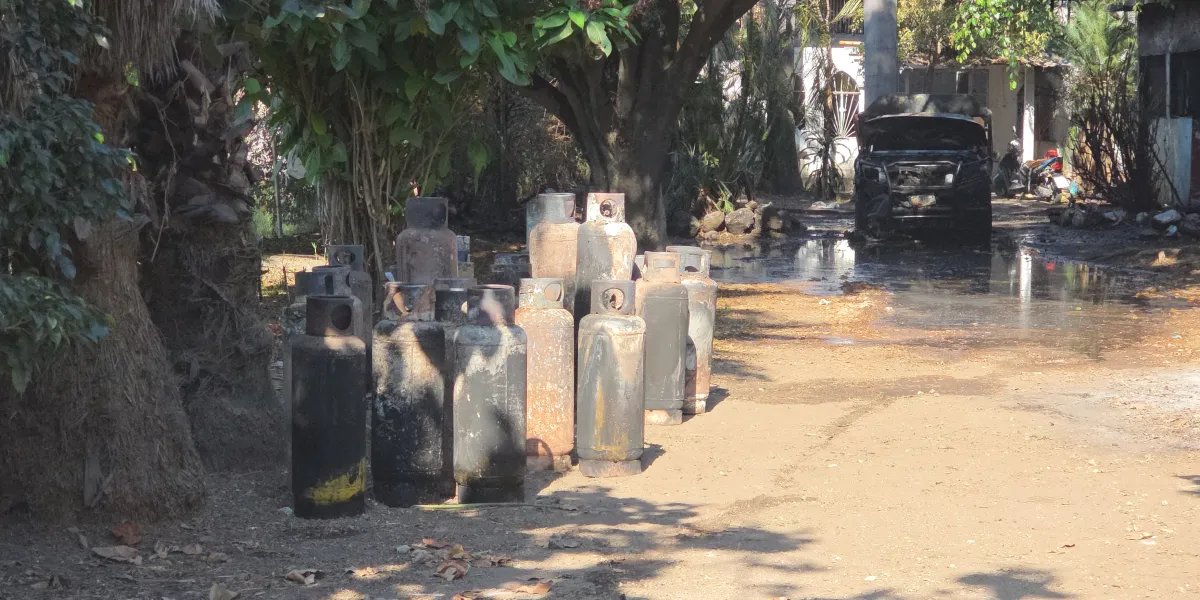 Explosión de tanques de gas en Cuautla dejó una persona lesionada y una unidad incendiada; bomberos controlaron el siniestro.