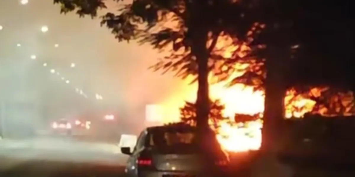 Incendian comercio en Cuautla; el ataque estaría ligado al cobro de piso, generando alarma entre comerciantes por la creciente inseguridad.