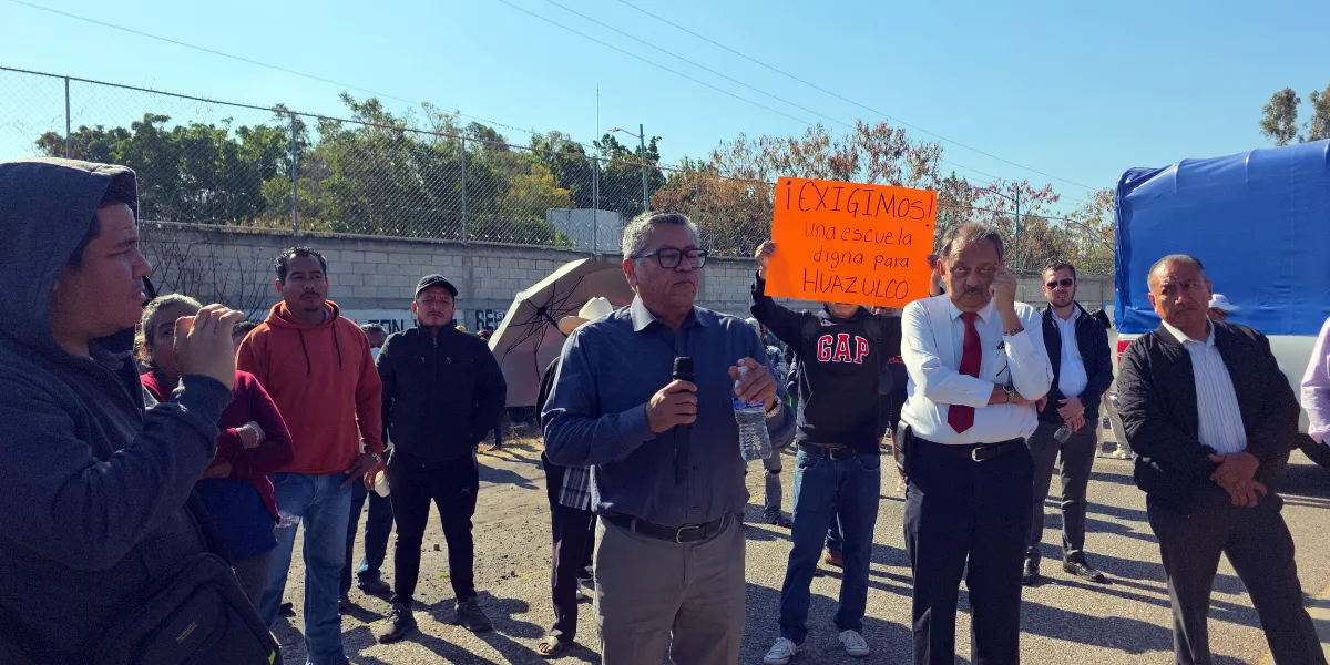 Padres de familia bloquearon la autopista Siglo XXI en Temoac para exigir la demolición y reconstrucción de una primaria dañada desde el sismo de 2017.