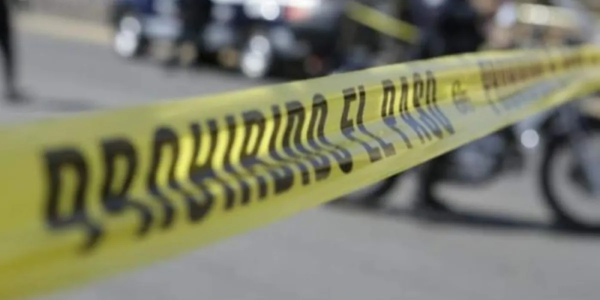 Accidente en avenida López Mateos de Cuernavaca deja dos jóvenes lesionados tras derrapar en motocicleta; autoridades llaman a usar casco.