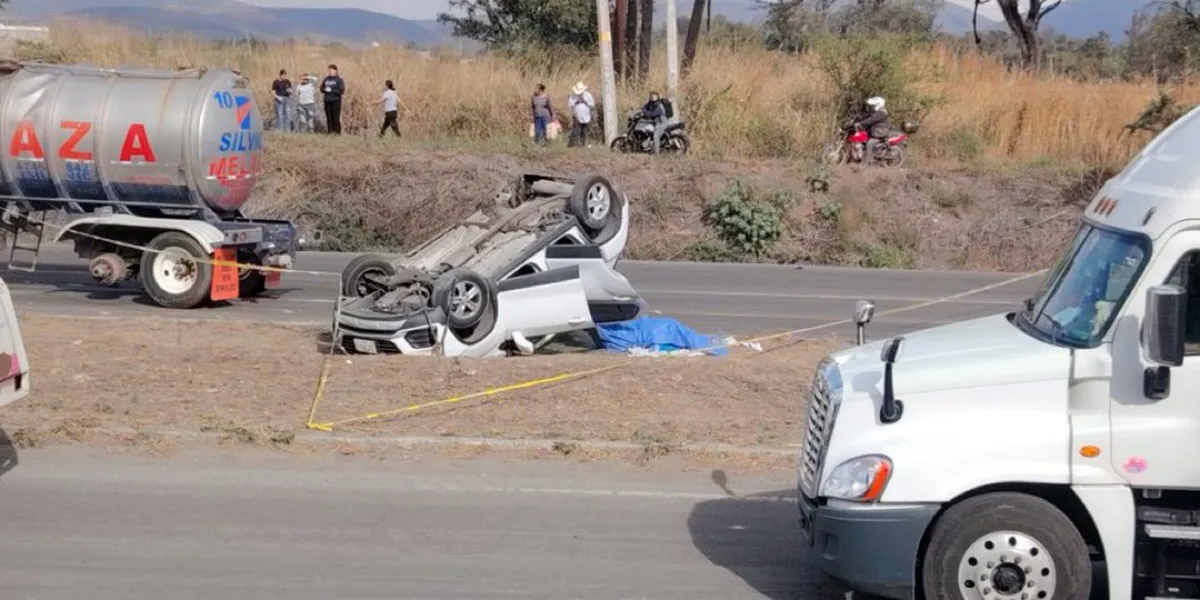 Una volcadura de camioneta en la carretera México–Cuernavaca, a la altura de Santa María, provocó intensa movilización de cuerpos de emergencia; no hubo personas lesionadas.