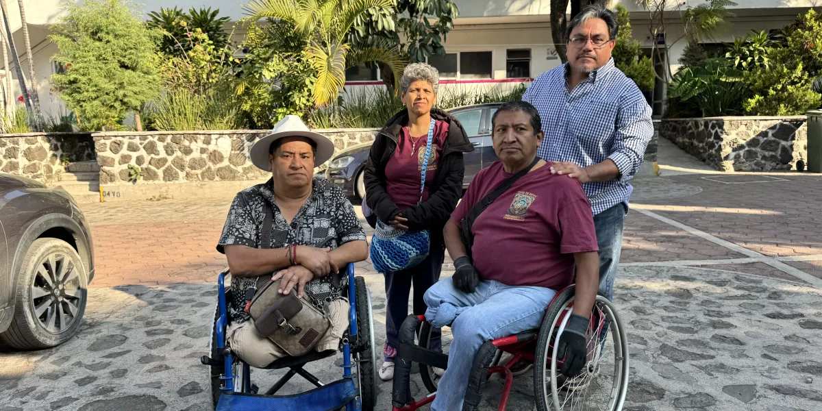Comercio ambulante en Cuernavaca ha provocado accidentes a personas con discapacidad; seis usuarios en silla de ruedas han sido hospitalizados, denuncian.