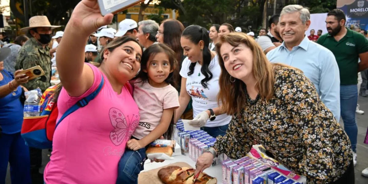 Margarita González Saravia encabeza partida de mega rosca de Reyes en Cuernavaca