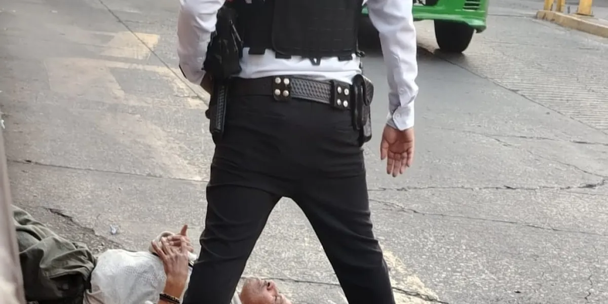 Un hombre de la tercera edad sufrió una fuerte caída y golpe en la cabeza en la calle Degollado, en pleno Centro de Cuernavaca; se negó a recibir atención médica.