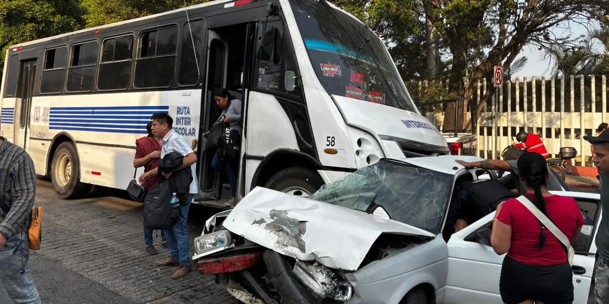 Un fuerte accidente de una ruta interescolar en avenida Gobernadores, Cuernavaca, dejó numerosos lesionados; autoridades investigan las causas del percance.