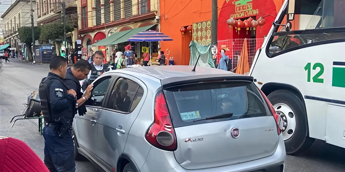 Un elemento de Tránsito resultó lesionado tras ser impactado por un vehículo compacto en la avenida Morelos de Cuernavaca; el conductor fue retenido y el oficial trasladado a un hospital.