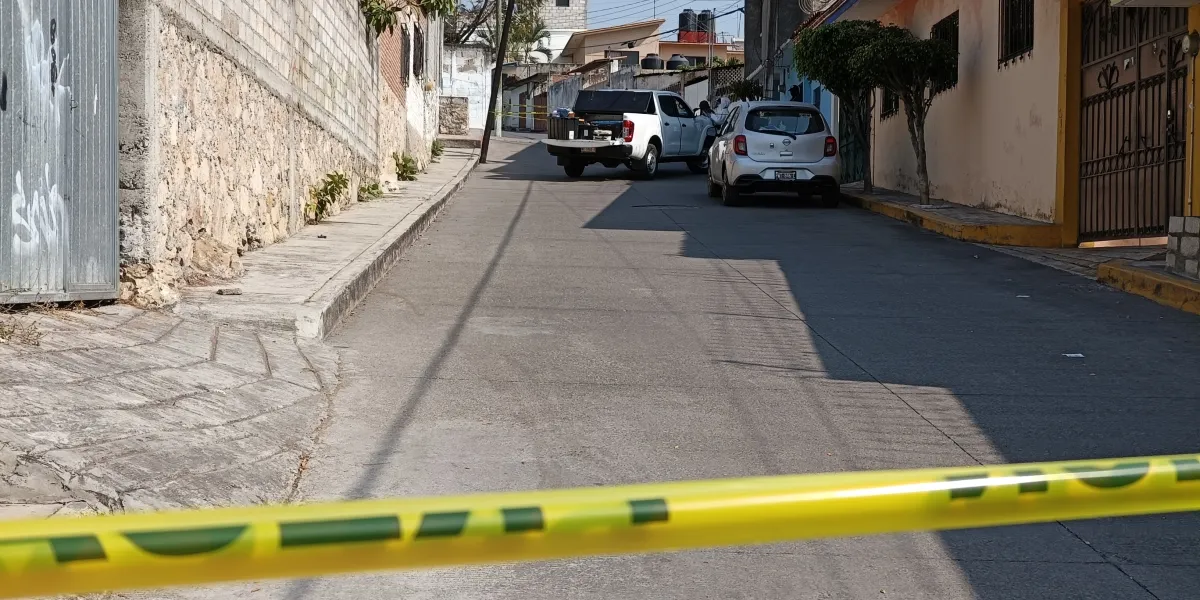 Una mujer de aproximadamente 40 años fue asesinada a balazos en la colonia El Calvario, en Emiliano Zapata; autoridades ya investigan el homicidio.