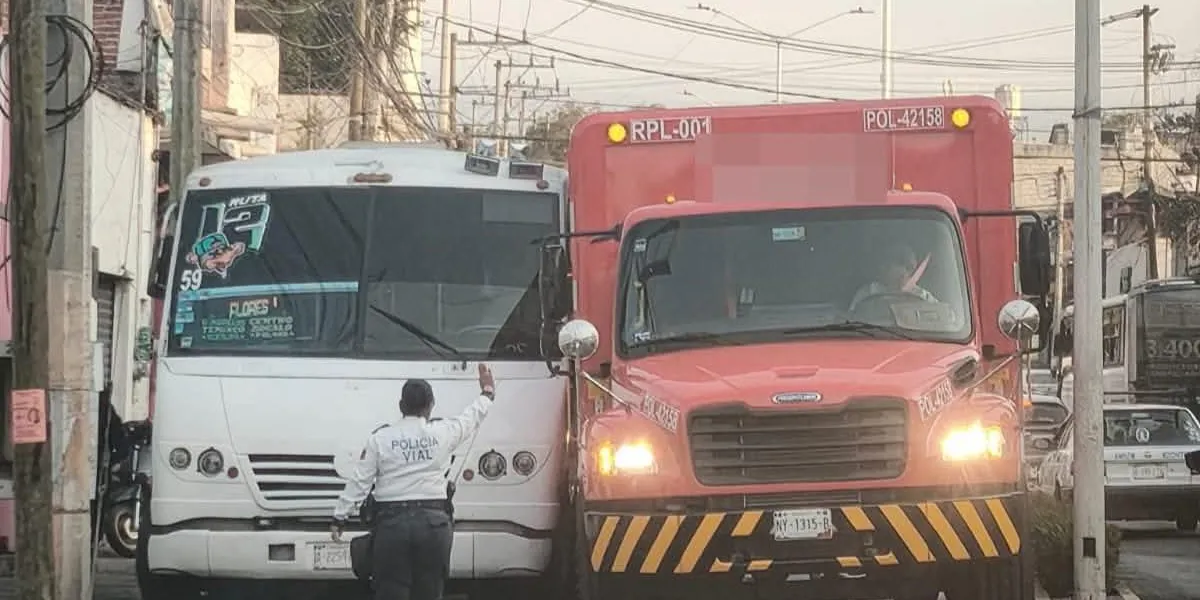 Un camión de transporte público y otro de una empresa refresquera chocaron en la avenida Emiliano Zapata, en Temixco; no hubo lesionados, pero sí caos vial.