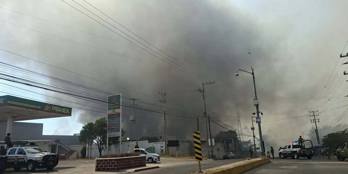 Incendio en instalaciones de la Policía del Estado, junto al C5, genera alarma en Temixco y Emiliano Zapata; no hubo lesionados.