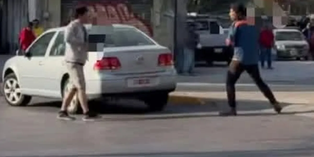 Un accidente vial en la glorieta del IMSS sobre avenida Plan de Ayala, en Cuernavaca, derivó en una riña entre conductores; uno presuntamente sacó una navaja.